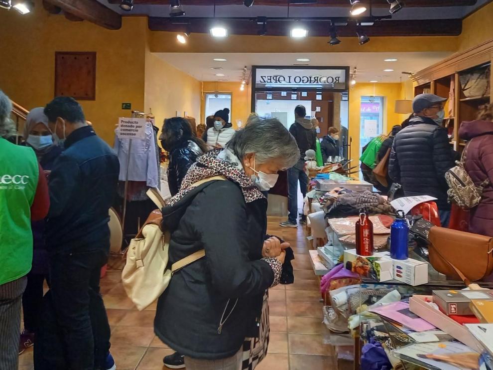 El mercadillo navideño de la Asociación contra el Cáncer ha reabierto sus puertas en Huesca.