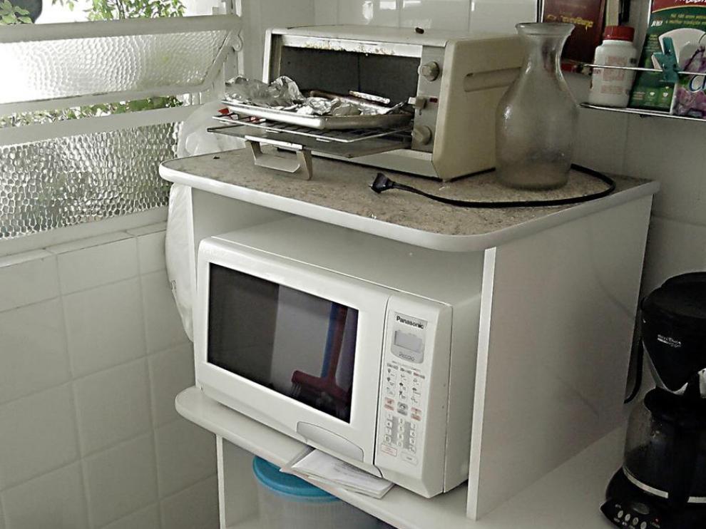 Los microondas tienen dentro un dispositivo con nombre de superhéroe, el magnetrón, capaz de generar unas ondas electromagnéticas que hacen bailar las moléculas de agua.