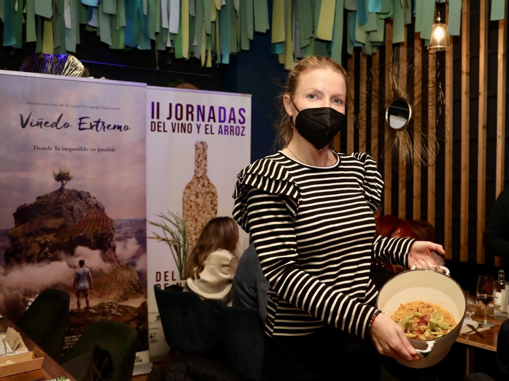 Carol Lasmarías, con el risotto de portobello y borraja antes de emplatarlo.