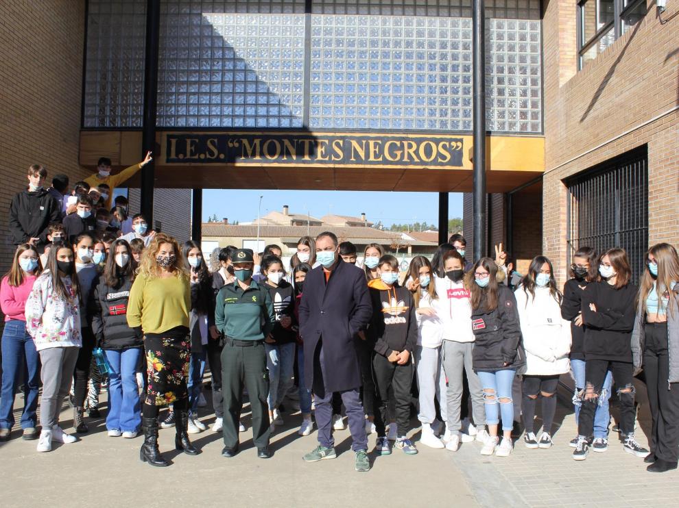 En el centro, la Comandante Gómez, acompañada del alcalde del municipio, Carlos Sampériz, y la directora del centro, Susana Paúles, posa junto a una parte del alumnado. P.P.A.