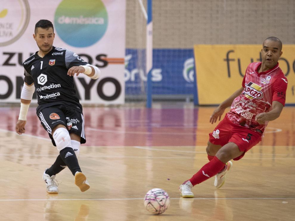 Dani Álvarez, portero del Fútbol Emotion, hace un pase.