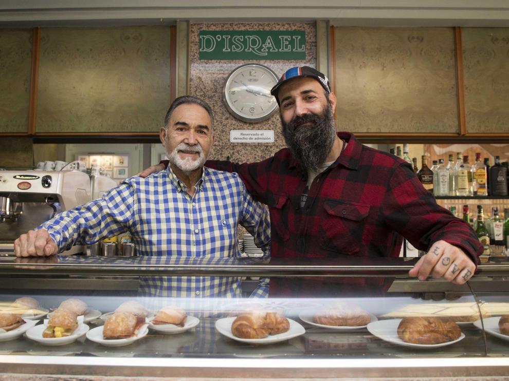 Israel Valero y su hijo tras la barra del restaurante D'Israel que cierra este 26 de noviembre.