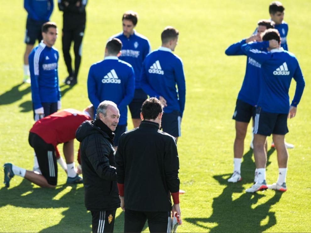 Juan Ignacio charla con Cristian Álvarez rodeado de la plantilla al inicio del entrenamiento.