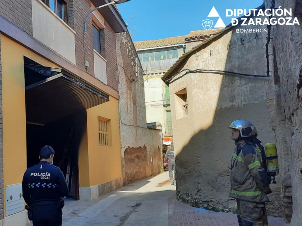 Los bomberos de la DPZ sofocan un incendio en un garaje de Pedrola