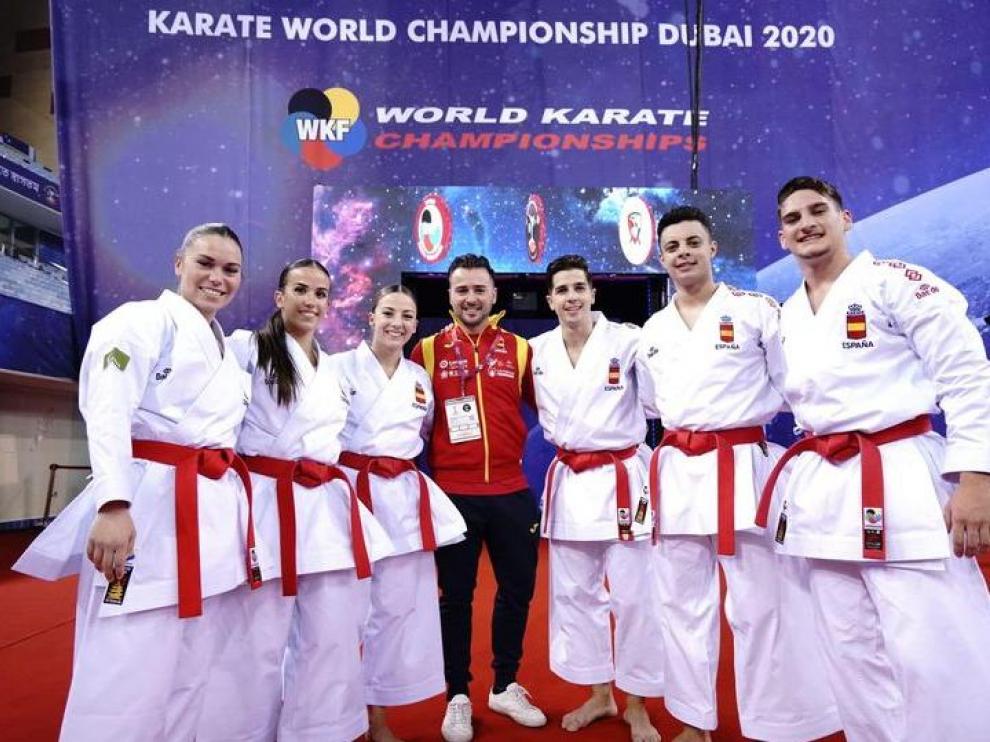 Los equipos de kata femenino (con la zaragozana Raquel Roy, segunda por la izquierda) y masculino en el Mundial de Abu Dabi