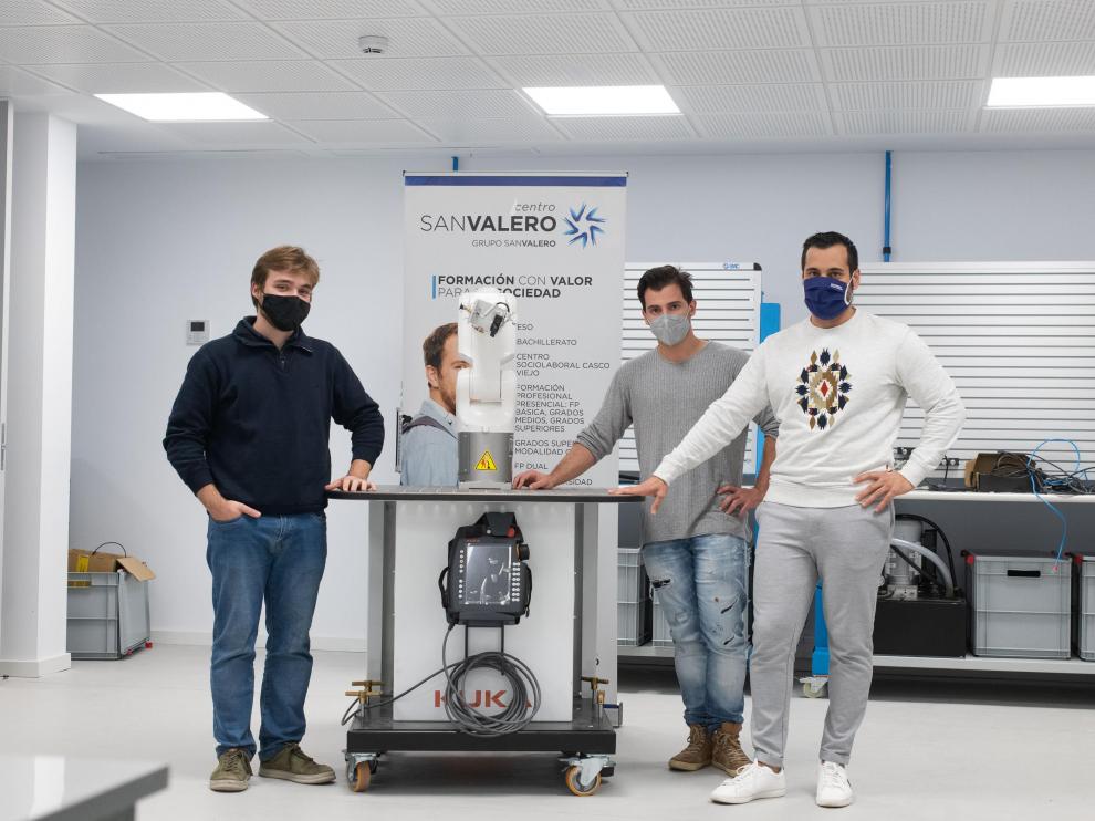 De izquierda a derecha, Miguel Esteve, Carlos Continente y Luis Monzón en el Centro de FP San Valero de Zaragoza.