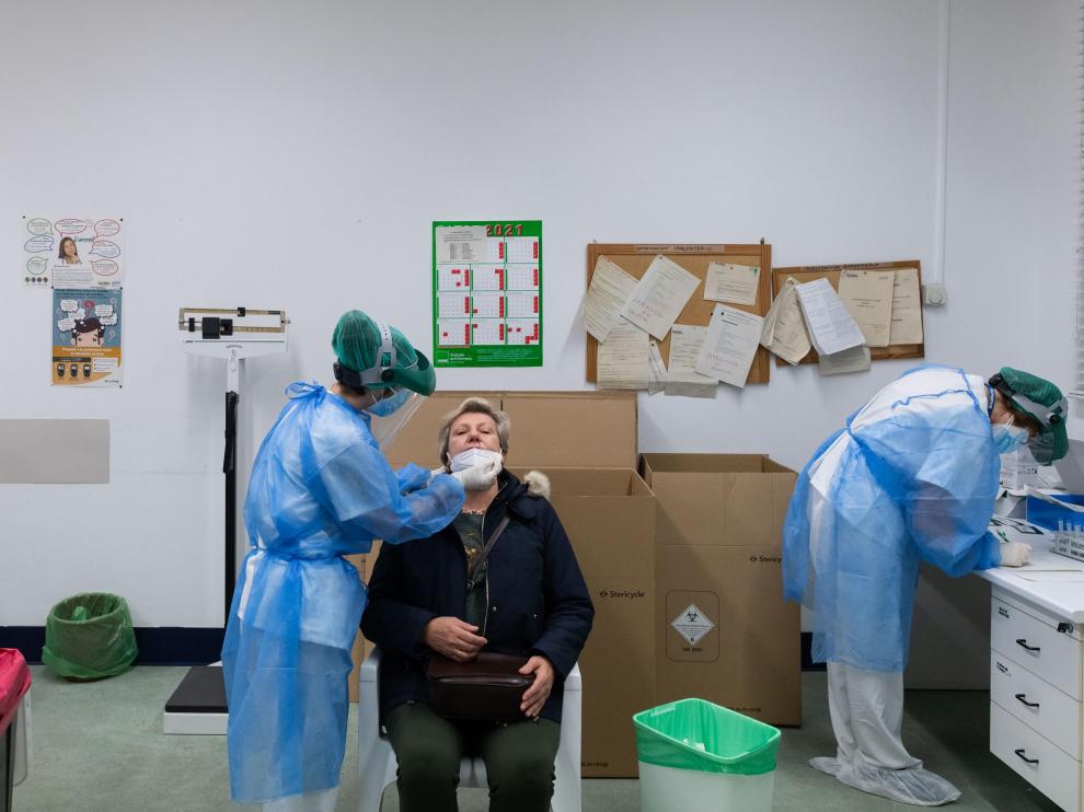 Pruebas PCR en el centro de salud del Arrabal