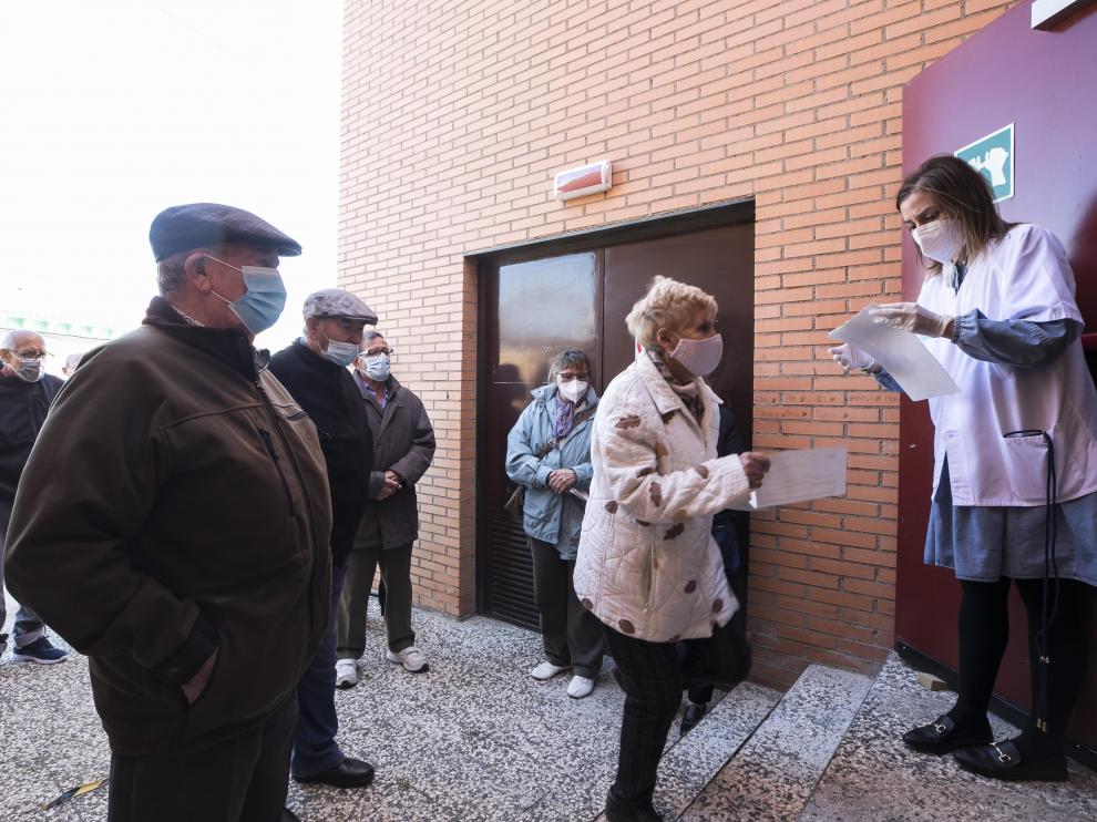 Varios pacientes mayores de 70 años acuden a ponerse la doble vacuna (de la gripe y la covid) al centro de salud de Garrapinillos, en Zaragoza.