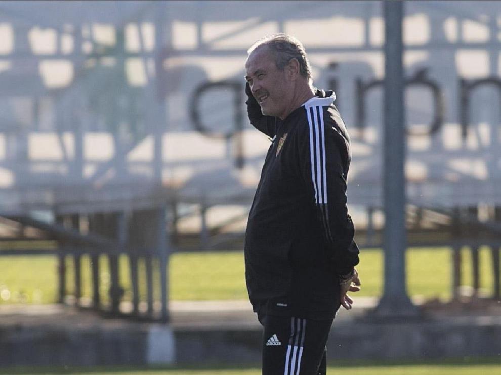 Juan Ignacio Martínez se rasca la cabeza mientras observa el entrenamiento del equipo en la Ciudad Deportiva.