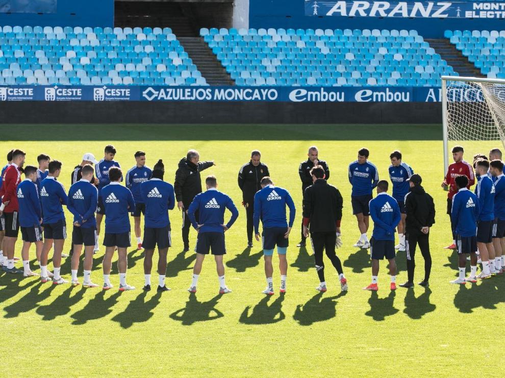 Juan Ignacio Martínez ‘Jim da la charla inicial del entrenamiento en el estadio de La Romareda. toni galán