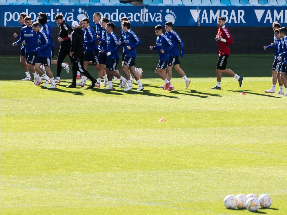 La plantilla zaragocista, en la última sesión preparatoria llevada a cabo en el estadio de La Romareda.