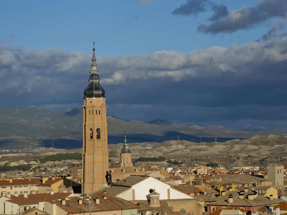 La torre y el claustro de la colegiata de Santa María de Calatayud.