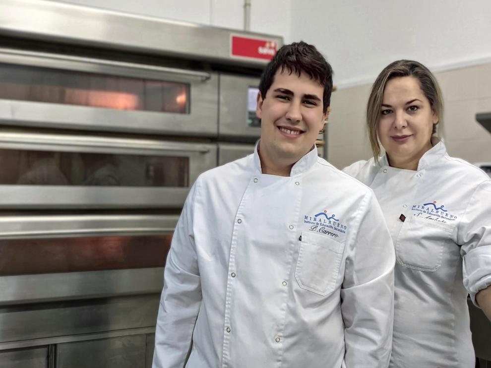 Pablo Carreró y Silvia Ambros, en la cocina del IES. Miralbueno.