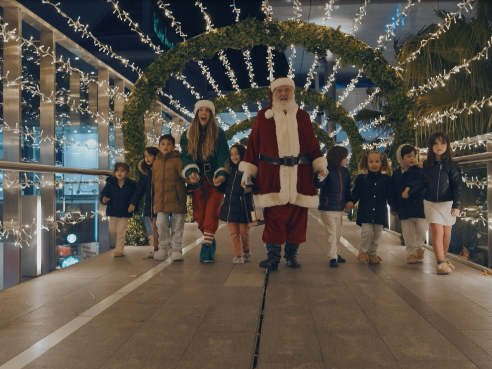 Papá Noel se cuela en Puerto Venecia y enciende la Navidad