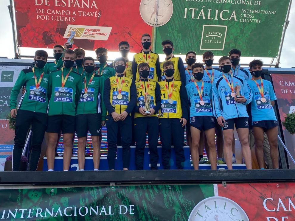 Podio sub-18 en el Nacional de clubes, con el Alcampo Scorpio oro y el Zenit Twinner plata
