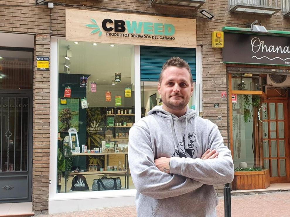 Toni Albero, ante la tienda CBWeed en Zaragoza