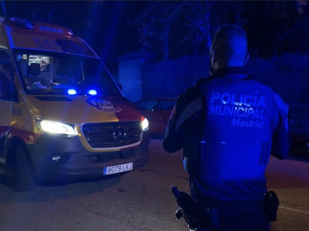 Agentes de la Policía Municipal de Madrid y Samur en el lugar del atropello.