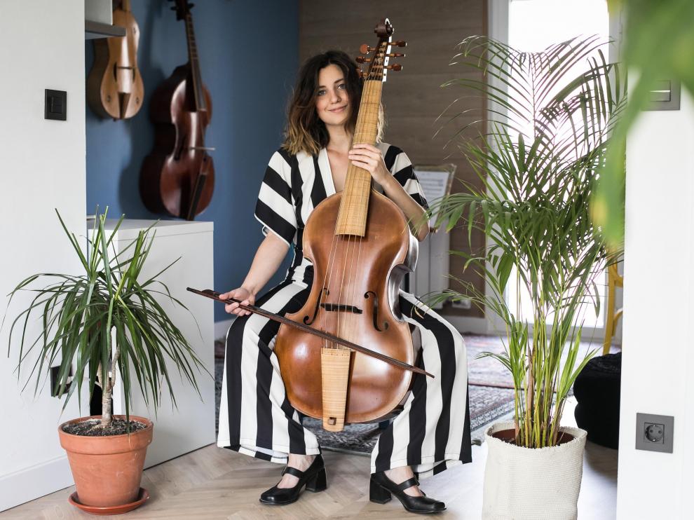 Pilar Almalé, con su viola de gamba, entremezcla la música antigua con sonidos modernos.