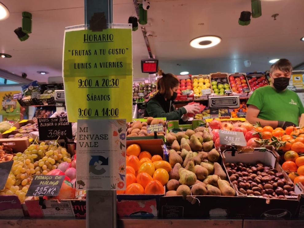 Algunos de los comercios que se han adherido a la campaña 'Tu envase vale' en Valdespartera.