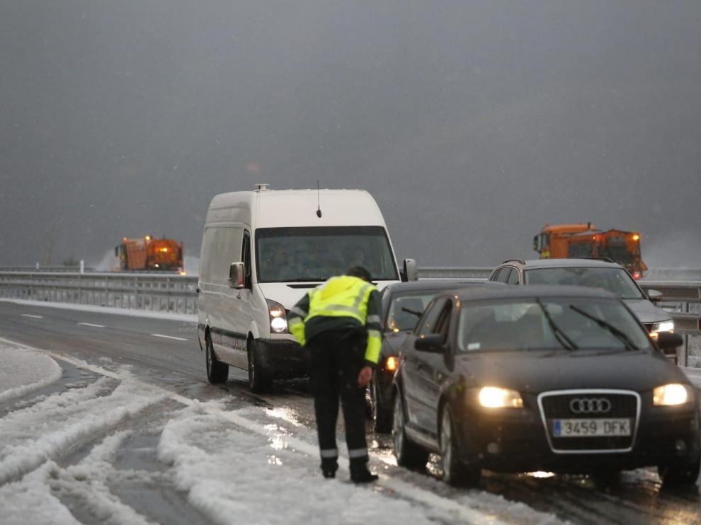 Un agente de la Guardia Civil, informando a los conductores en el puerto de Monrepós (A-23).