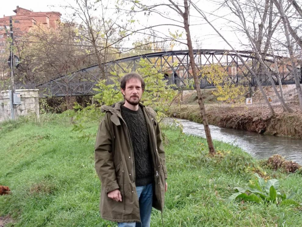 El concejal de Espacio Municipalista, Zésar Corella, en las riberas del Turia a su paso por Teruel.