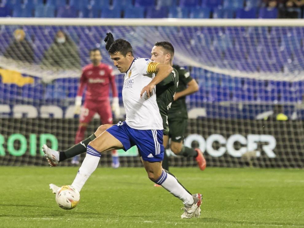 Alberto Zapater, durante el primer tiempo del partido ante el Leganés este lunes en La Romareda.