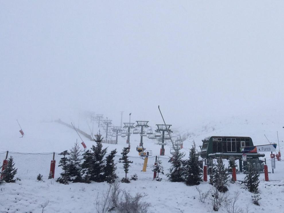 La estación de Formigal sigue acumulando espesores con la nevada de este jueves.