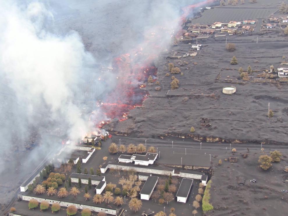 La lava que fluye del volcán de La Palma ha creado una nueva colada que ha alcanzado el cementerio y la planta fotovoltaica de Las Mancha