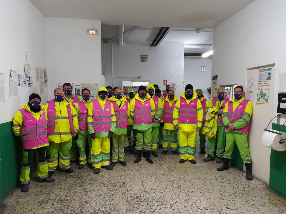 Los empleados de FCC han salido este jueves ataviados con un chaleco rosa.