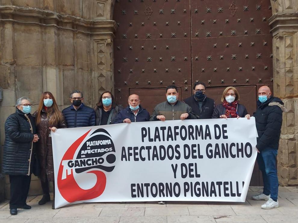 Un grupo de vecinos de la recién creada asociación de afectados de El Gancho-Pignatelli