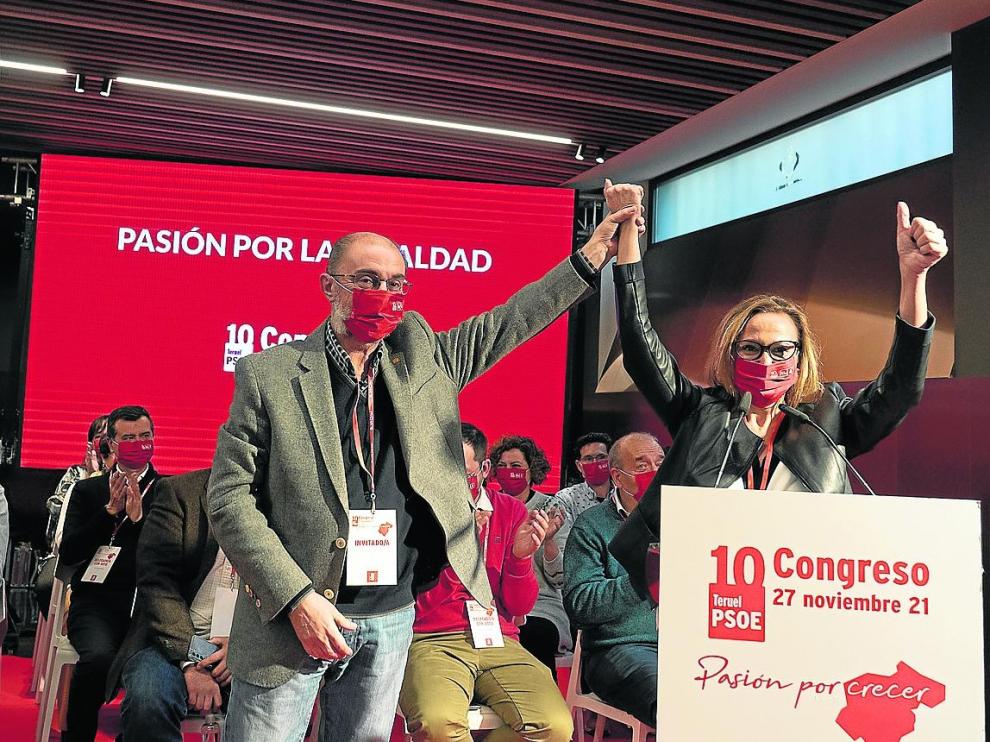 Javier Lambán felicita a Mayte Pérez por su reelección como secretaria general de Teruel.