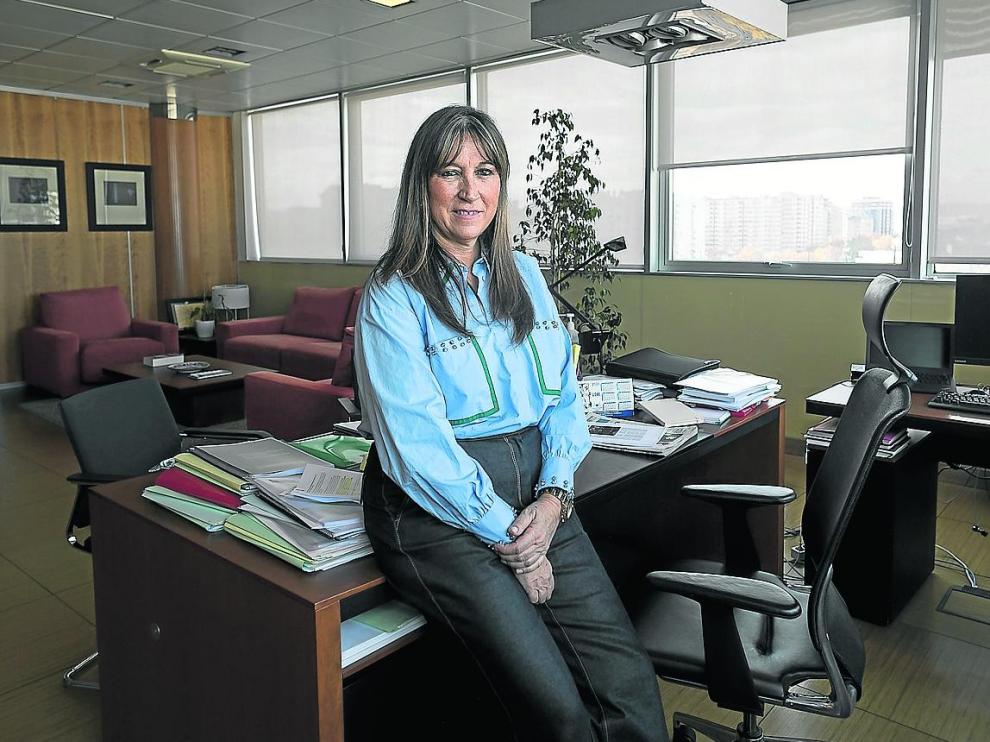 La consejera de Sanidad del Gobierno aragonés, Sira Repollés, en su despacho.