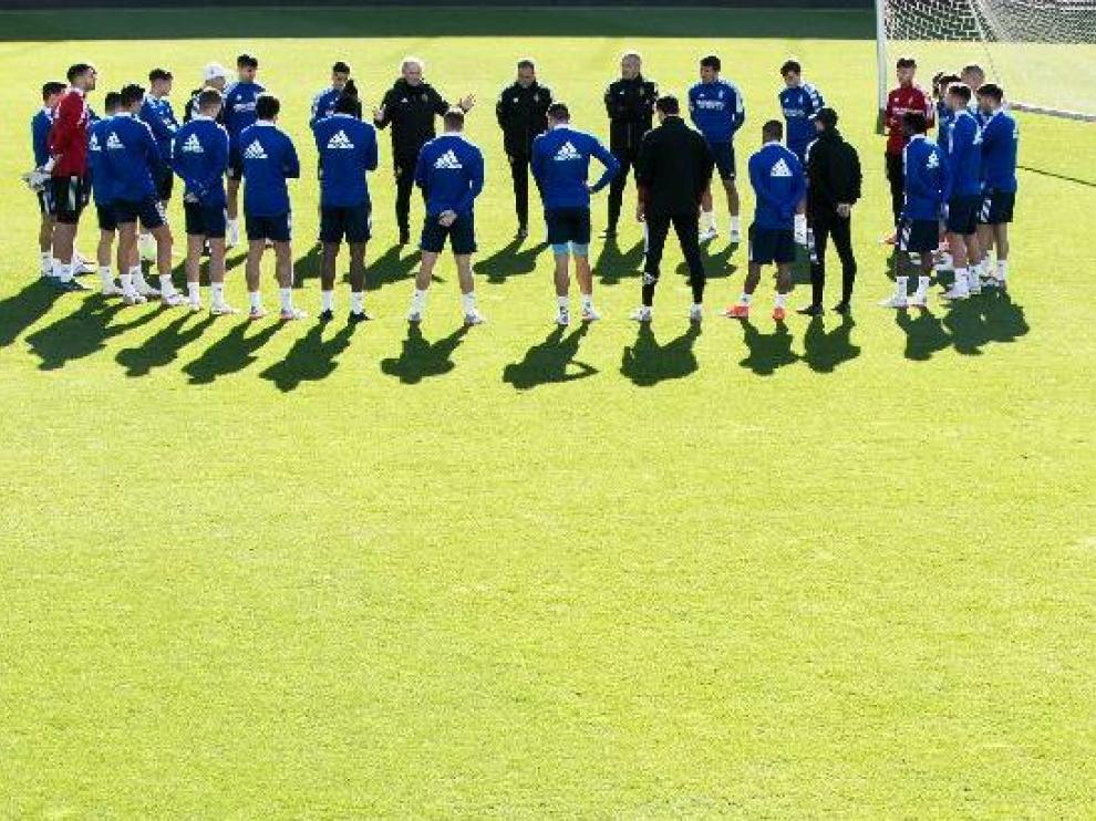 Los jugadores del Real Zaragoza en un entrenamiento.