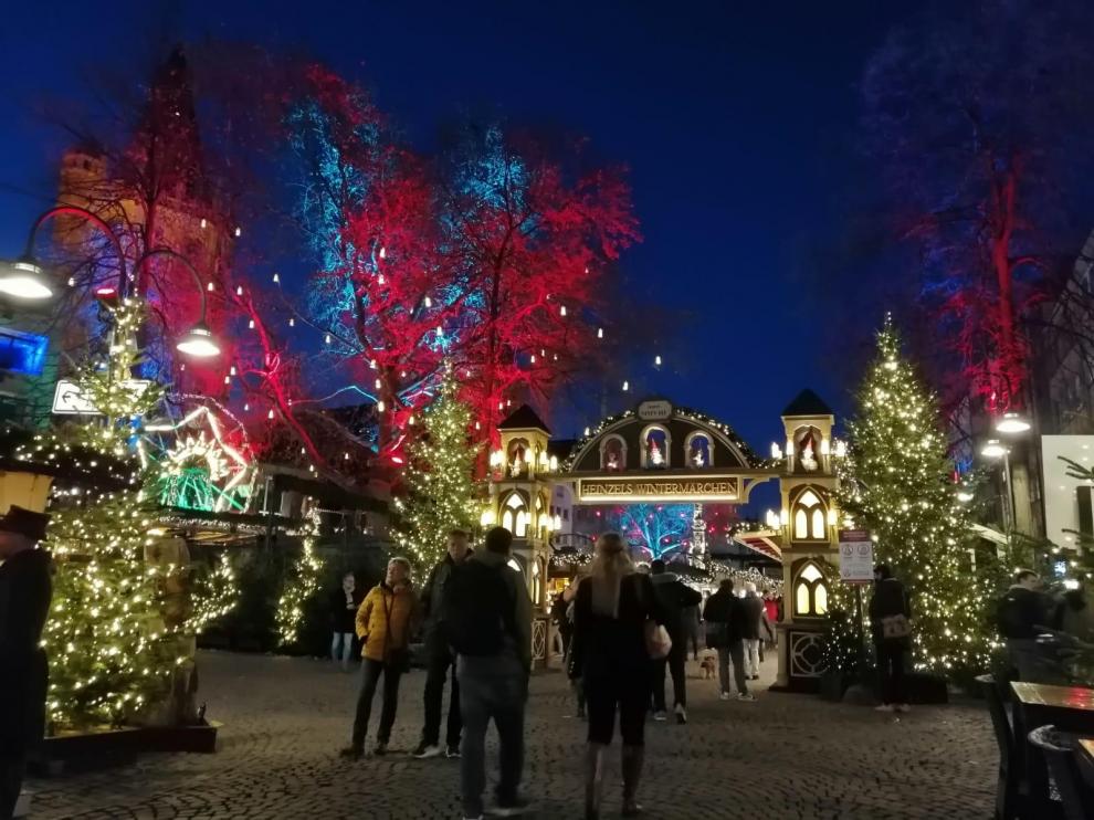 Estampa nocturna del mercadillo navideño de la ciudad alemana de Colonia.