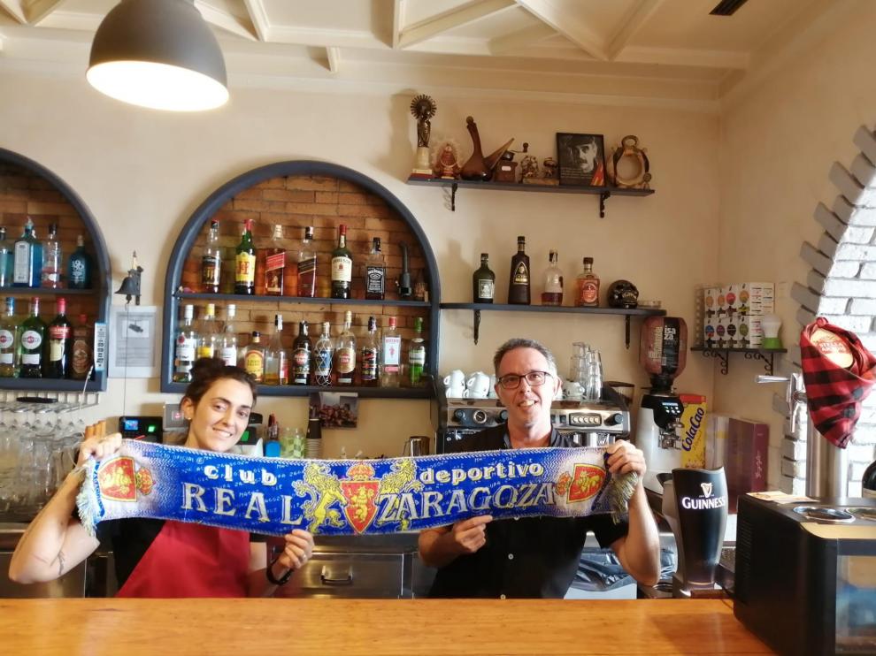 Los zaragozanos Davinia Rodrigo y Javier Stabilito, en la barra del restaurante La Isla de Goya, en Santa Cruz de La Palma.