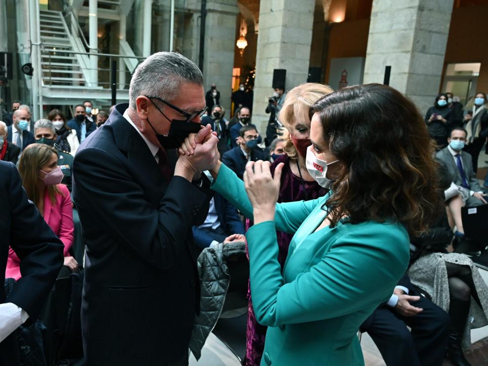 Gallardón besa a Ayuso en presencia de Esperanza Aguirre