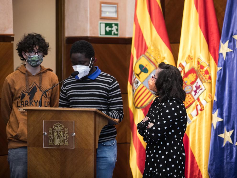 Los alumnos de Atades Ismael Fernández, Alba Cánovas y Jeou Tanjigora, en el homenaje a la Constitución de la Delegación del Gobierno del pasado viernes.