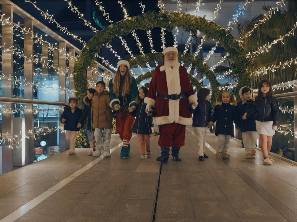 El Centro Comercial Puerto Venecia de Zaragoza dando la bienvenida a sus visitantes con luces navideñas.
