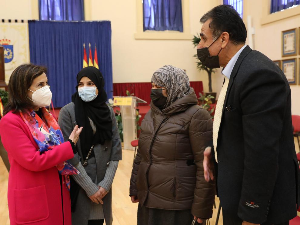 La ministra de Defensa, Margarita Robles, saluda a Samia, Marian y Sami, una familia que vino a España procedente de Afganistán.