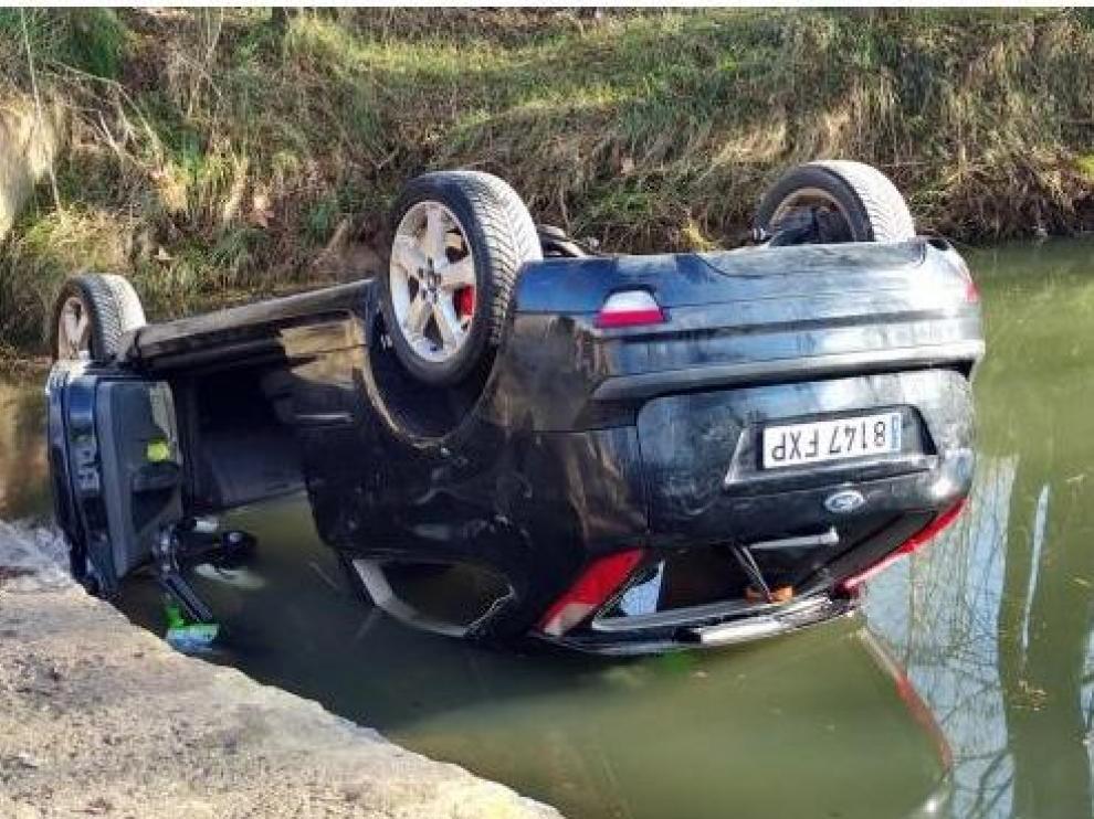 El coche en el que viajaban los dos jóvenes fallecidos después de caer en una acequia en Gerona.