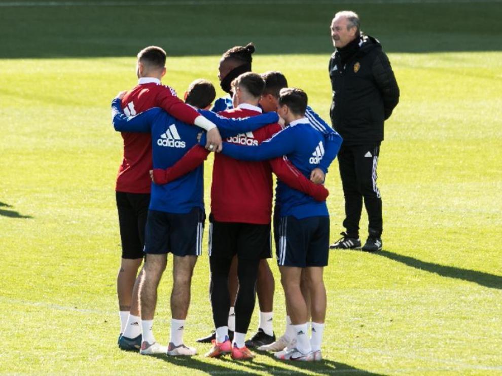 Juan Ignacio Martínez observa a los jugadores durante un entrenamiento.