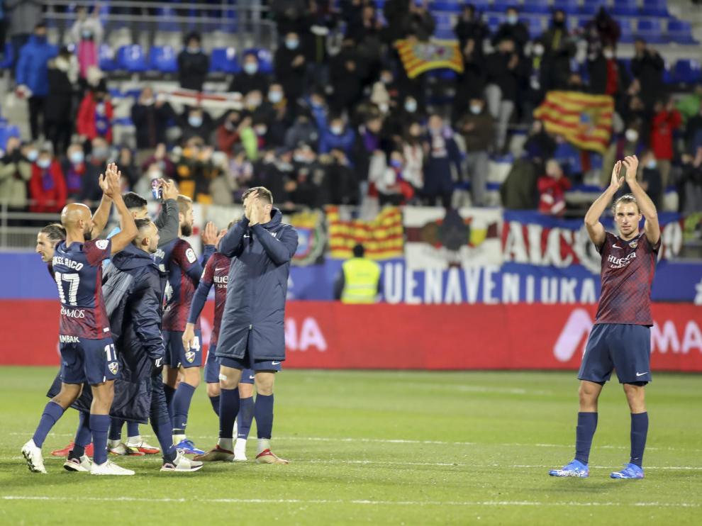 Los jugadores de la SD Huesca saludan a la afición tras la victoria con el Valladolid.