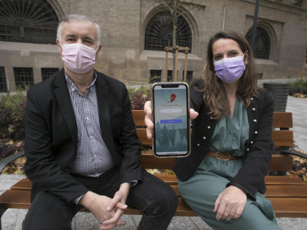Los investigadores aragoneses Yolanda López del Hoyo (con la app en su móvil) y Javier García Campayo.
