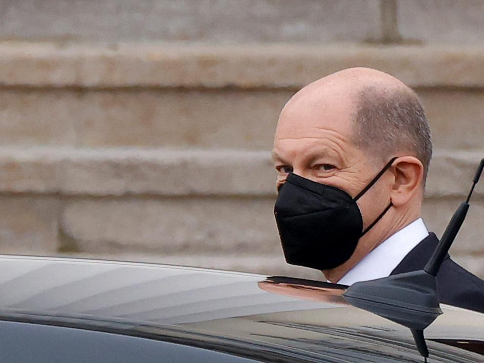 Olaf Scholz entrando en su vehículo este miércoles