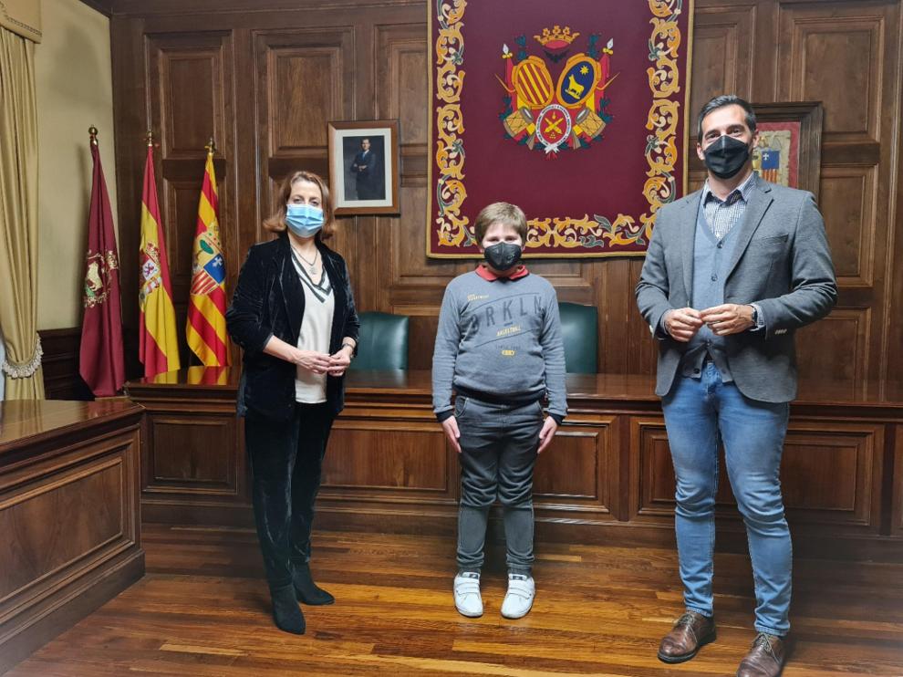 Carlos Jiménez en el salón de plenos del Ayuntamiento donde ha sido recibido por la alcaldesa, Emma Buj, y el concejal de Juventud, Ramón Fuertes.