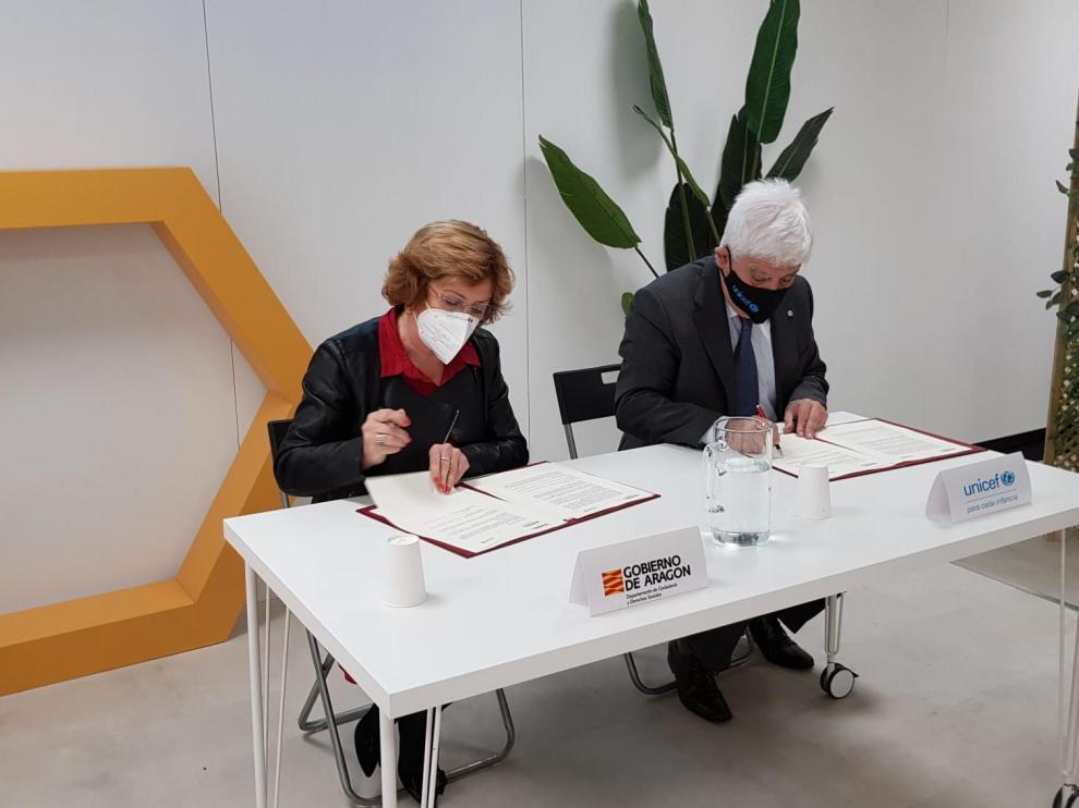 La consejera de Ciudadanía y Derechos Sociales, María Victoria Broto, y el presidente de Unicef Aragón, José Manuel Pomar, este martes en la firma del convenio por el que se acuerda la creación de un Consejo Autonómico de Participación.