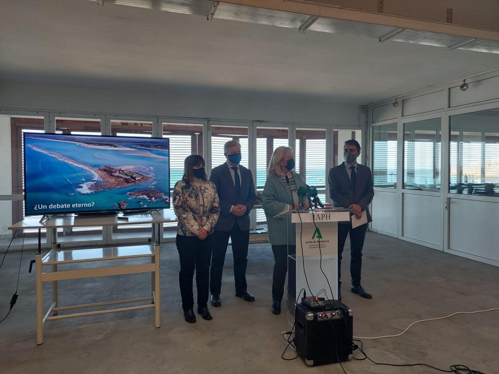 La delegada territorial de Cultura y Patrimonio Histórico de la Junta en Cádiz, Mercedes Colombo, durante la presentación de los restos de edificaciones antiguas localizados entre Camposoto y Sancti Petri