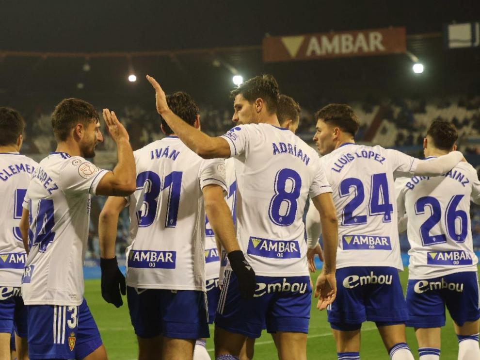 Los jugadores del Real Zaragoza celebran el 2-0 logrado por Adrián González.