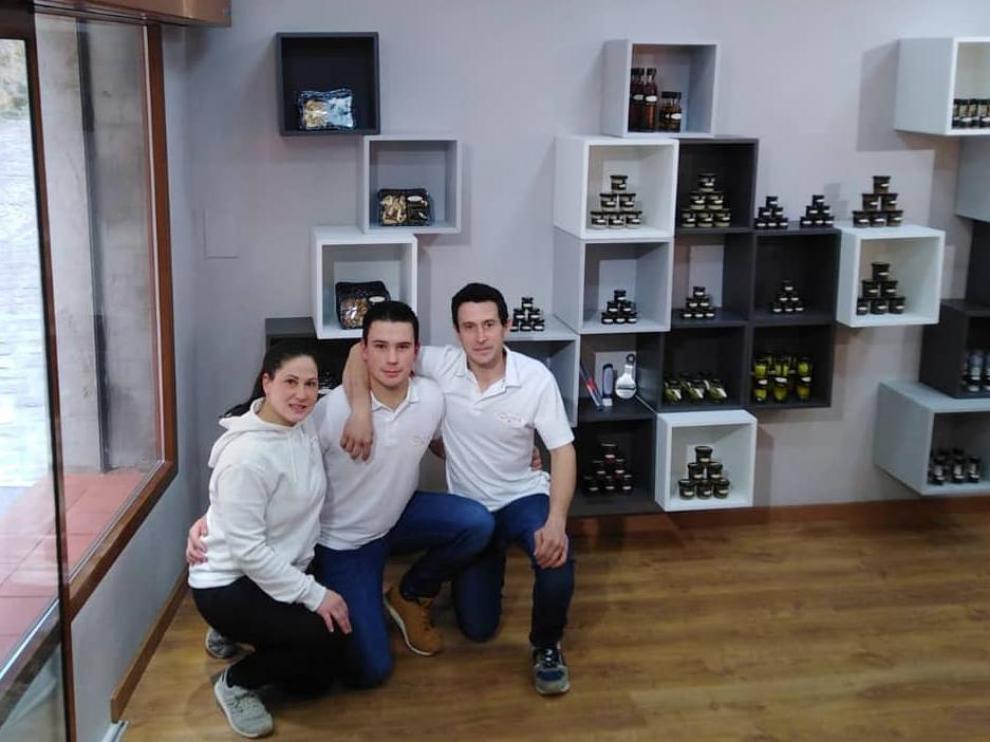 Los hermanos Cristina, Sergio y José Enrique Gil en su establecimiento de Cantavieja.