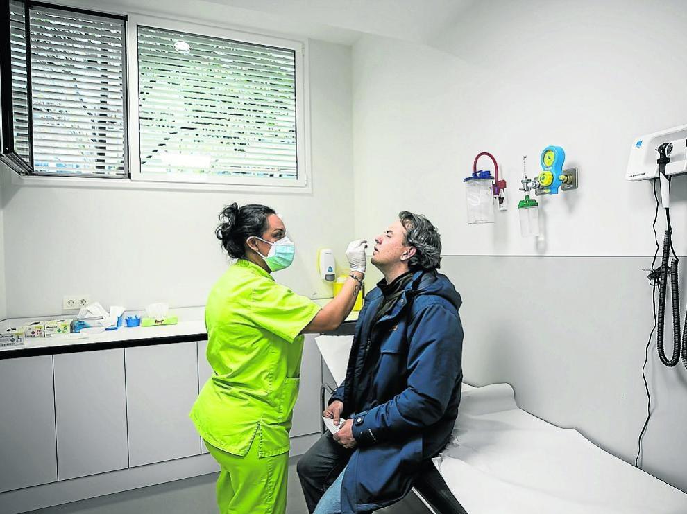 Un paciente se somete a un test diagnóstico de coronavirus en el Hospital HC Miraflores.
